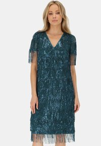 Sukienka w kolorze teal z frędzlami, do kolan, z dekoltem w kształcie V, ozdobiona lśniącymi cekinami i fakturowanymi frędzlami przy rękawach oraz u dołu. Gładka tkanina.