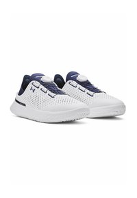 Scarpe da ginnastica bianche con accenti blu navy, parte superiore perforata, punta arrotondata e un sistema di chiusura a pulsante per una vestibilità regolabile. Suola testurizzata per una presa migliore.