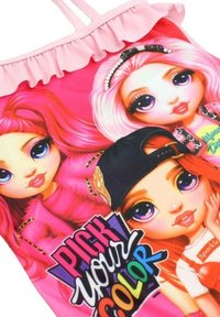 Haut sans manches rose avec trois personnages de dessin animé, encolure froncée et texte "CHOISISSEZ VOTRE COULEUR" en couleurs arc-en-ciel.