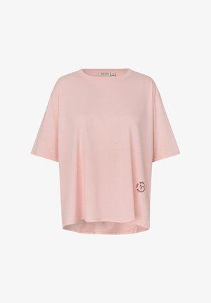 Locker sitzendes, hellrosa T-Shirt mit kurzen Ärmeln, rundem Ausschnitt und kleinem rundem Markenlogo nahe dem unteren Saum auf der rechten Seite.