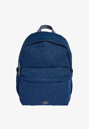 Zils džinsa mugursoma ar rāvējslēdzēja priekšējo kabatu, svītrainu auduma rokturi un mazu logotipu apakšā. Apaļa forma un stingras šuves.