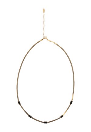 Vékony arany nyaklánc, rajta öt egyenletesen elosztott fekete téglalap alakú kő és egy kis méretre állítható láncos kapocs fehér háttéren.