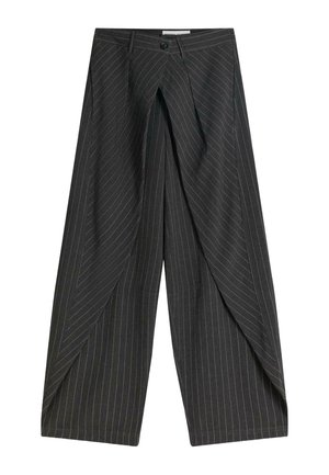 Sorte bukser med brede ben i pinstripe med overlappende lagdelte frontpaneler og en knaplukning ved taljen.