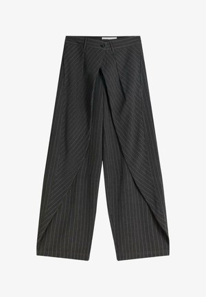 Pantalon large à rayures fines noires avec des panneaux avant superposés et chevauchants et une fermeture à bouton à la taille.