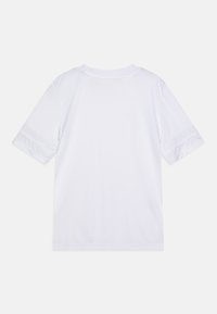 T-shirt blanc à manches courtes avec une texture lisse, col rond et des détails de surpiqûres subtils sur les manches. Vue de dos uniquement.