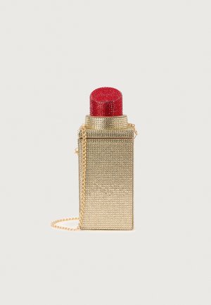 Sac de soirée rectangulaire doré recouvert de clous dorés avec un dessus rond rouge orné de strass et une bandoulière chaîne dorée.