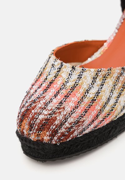 Pantof cu toc wedge multicolor, cu paiete, cu un superior texturat în nuanțe de roz, aur și negru, având talpa din jută împletită neagră și interior portocaliu.