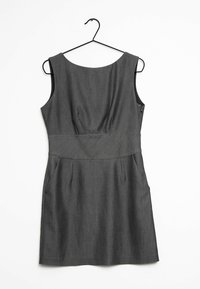 Vestido gris sin mangas con escote redondo, cuerpo entallado y dos bolsillos laterales. Hecho de una tela texturizada, presenta una cremallera en la parte posterior.