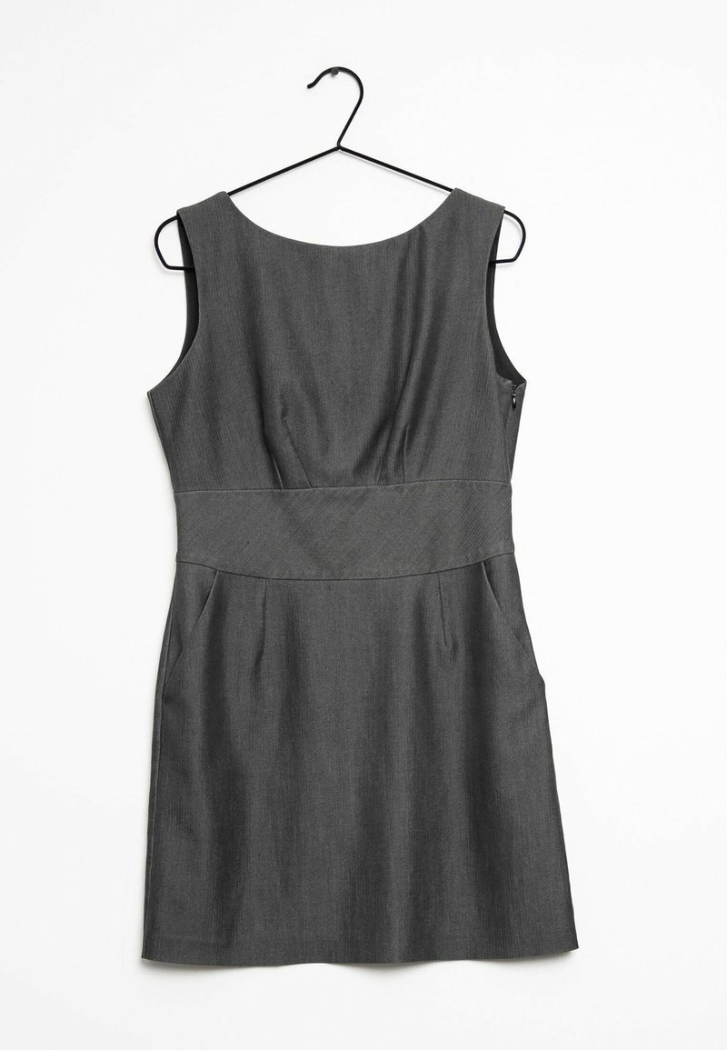 Vestido gris sin mangas con escote redondo, cuerpo entallado y dos bolsillos laterales. Hecho de una tela texturizada, presenta una cremallera en la parte posterior.