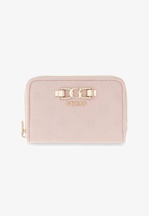 Portefeuille rose blush Guess avec motif logo embossé, logo double G doré et nom Guess sur le devant, fermeture éclair sur le côté.