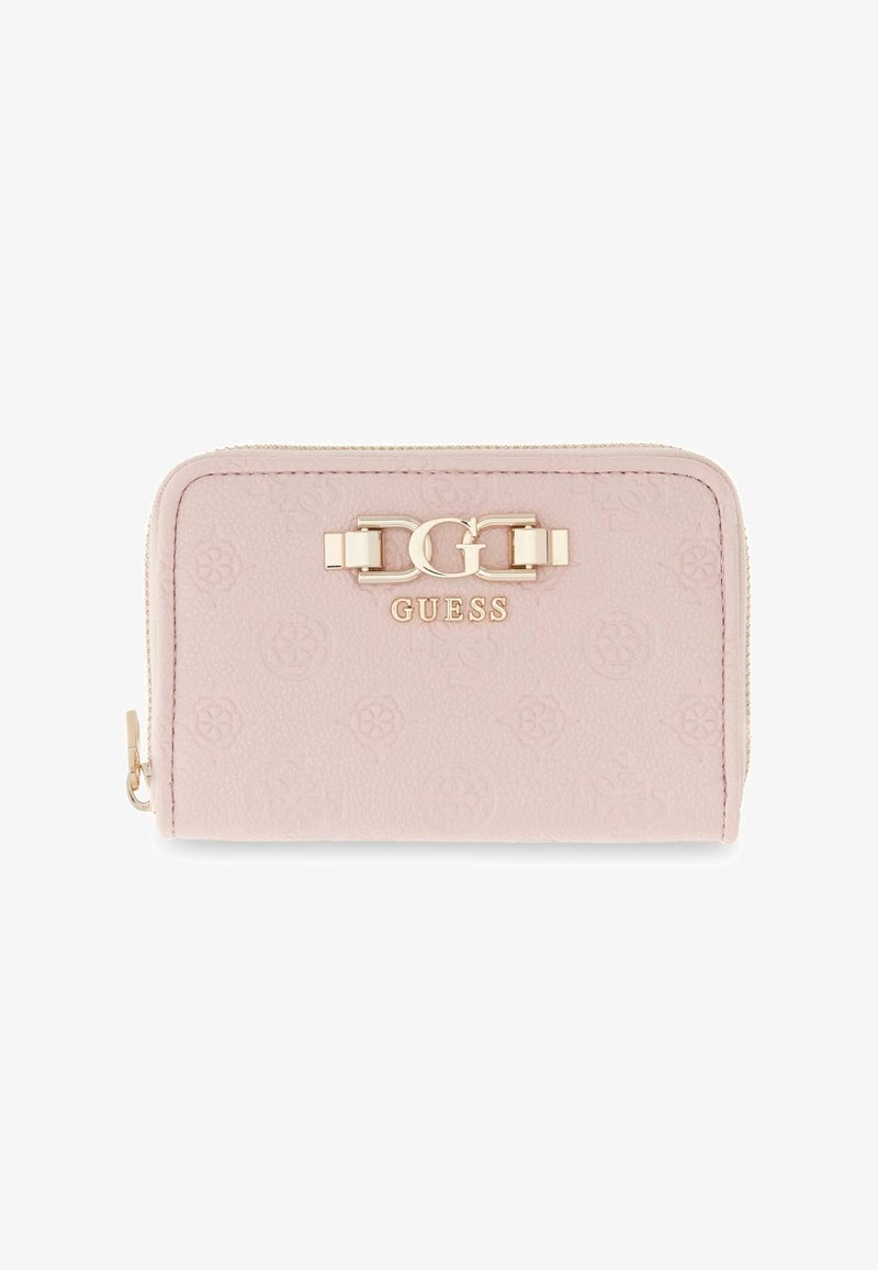 Portefeuille rose blush Guess avec motif logo embossé, logo double G doré et nom Guess sur le devant, fermeture éclair sur le côté.