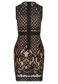 Robe en dentelle noire avec motif floral, silhouette ajustée, sans manches, bustier semi-transparent, doublure noire unie et fermeture éclair au dos.