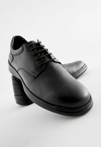 Next DERBY WIDE FIT - Elegantsed paeltega jalatsid - black