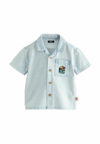 Camisa de denim de manga corta en azul claro con botones delanteros, un bolsillo en el pecho y un colorido diseño bordado que presenta un sol y olas.
