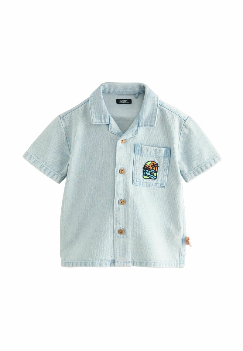 Camisa de denim de manga corta en azul claro con botones delanteros, un bolsillo en el pecho y un colorido diseño bordado que presenta un sol y olas.