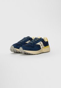 Sneaker blu navy con un mix di rete e suede, caratterizzati da accenti beige. Progettati con una suola ammortizzata e un battistrada con presa testurizzata.