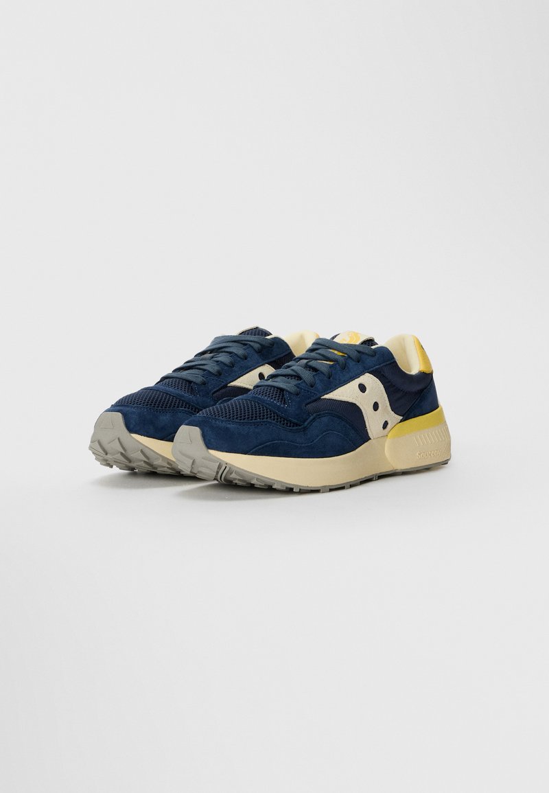 Sneaker blu navy con un mix di rete e suede, caratterizzati da accenti beige. Progettati con una suola ammortizzata e un battistrada con presa testurizzata.