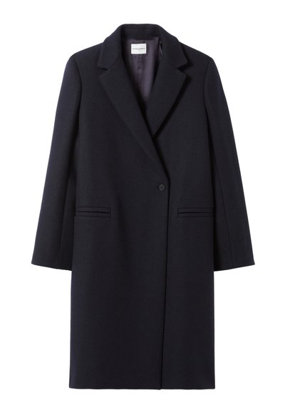 Cappotto lungo in lana di un blu navy scuro con colletto a revers, chiusura con un bottone singolo e due tasche frontali caratterizzate da sottili strisce orizzontali.