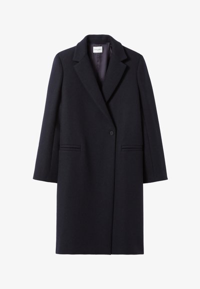 Cappotto lungo in lana di un blu navy scuro con colletto a revers, chiusura con un bottone singolo e due tasche frontali caratterizzate da sottili strisce orizzontali.