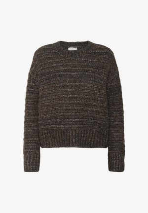 Braun gestrickter Pullover mit einem strukturierten Muster, rundem Halsausschnitt und geripptem Saum. Der Stoff hat ein grobes Aussehen mit unterschiedlichen Farbtönen.