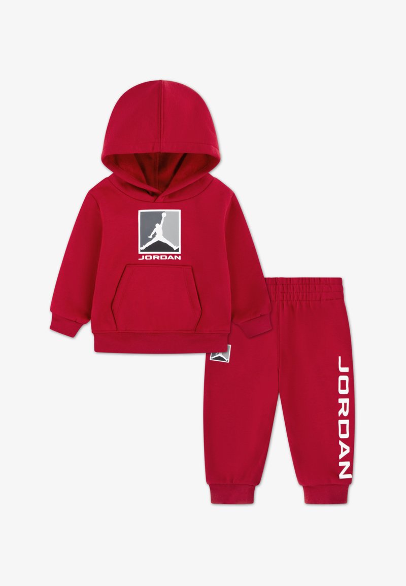 Completo in felpa rossa con cappuccio e pantaloni abbinati, realizzato in cotone, dotato di tasca a marsupio, cappuccio e logo bianco di Jordan sul fronte e sulla gamba.