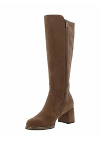 Botte en daim marron, hauteur genou, avec un talon bloc, présentant une fermeture éclair latérale et une texture lisse. Les accents comprennent un détail de couture subtil.