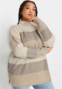 Beżowy i taupe'owy sweter z prążkowanym wzorem, z wysokim kołnierzem, długimi rękawami i bocznymi szwami, z teksturowanym wzorem i luźnym krojem.