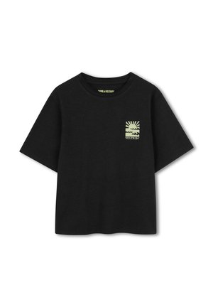 Zwart T-shirt met korte mouwen met een kleine gele afbeelding van een zon boven golven en de tekst "VOLTAIRE" op de linkerborst.