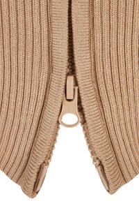 Beige ribbat trikåtyg med en central dragkedja, utrustad med en plastdragare. Texturen är slät med framträdande sömmar på båda sidor.