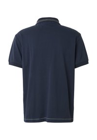 Polo de manga corta azul marino con costuras de contraste blancas en el cuello y el dobladillo, visto desde atrás.