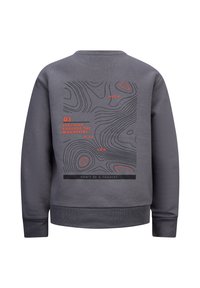 Felpa grigia con maniche lunghe, caratterizzata da un design topografico e da un bold testo arancione sul retro, che include "NON ESSERE UN TURISTA."