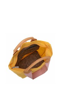 Borsa tote di stoffa gialla con manici in pelle color pesca, con un interno marrone a motivo puntinato e chiusura con zip.
