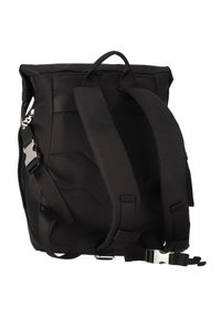 Zaino nero realizzato in tessuto resistente, con spallacci regolabili, maniglia superiore e dettagli in metallo argentato. Design texturizzato con dettagli di cucitura.