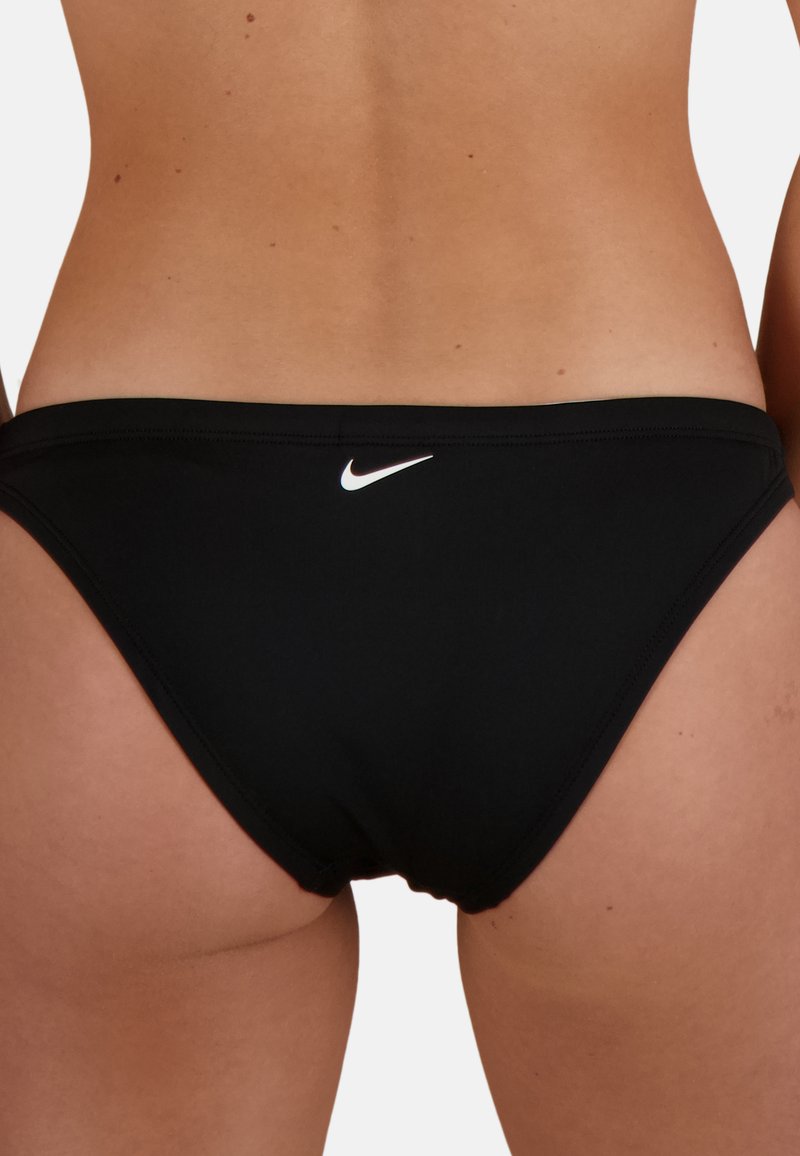 Czarne majtki kąpielowe wykonane z elastycznego materiału, z małym białym logo Nike po lewej stronie oraz prostym wzornictwem bez żadnych deseni.