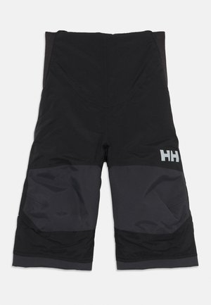 Črne hlače s temnejšimi paneli in teksturiranim završkom. Imajo izrazit logotip na strani ter krojen fit z oblikovanimi žepi.