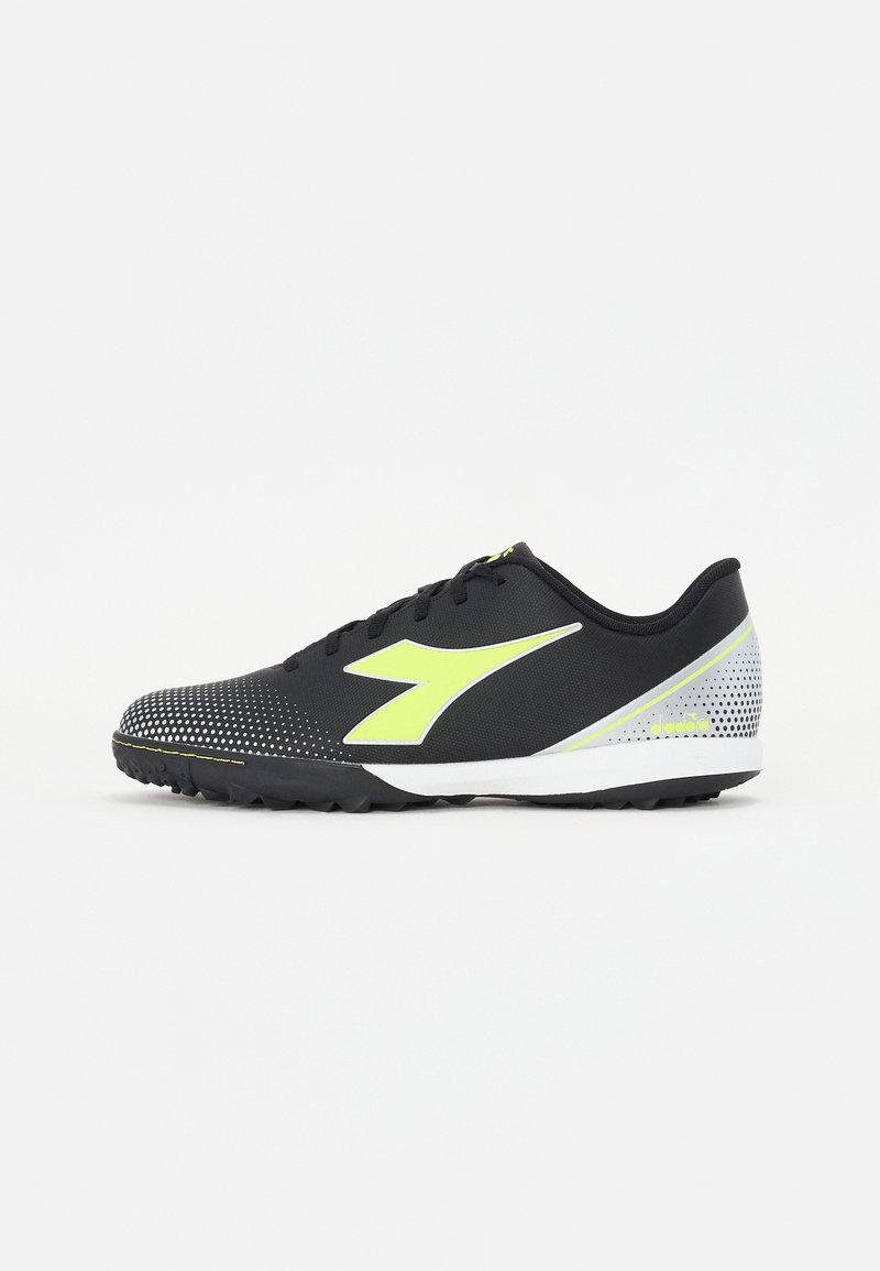 Zapatilla deportiva negra con parte superior texturizada, acentos en amarillo neón y un patrón de puntos. Cuenta con una entresuela blanca y una suela de goma para tracción.