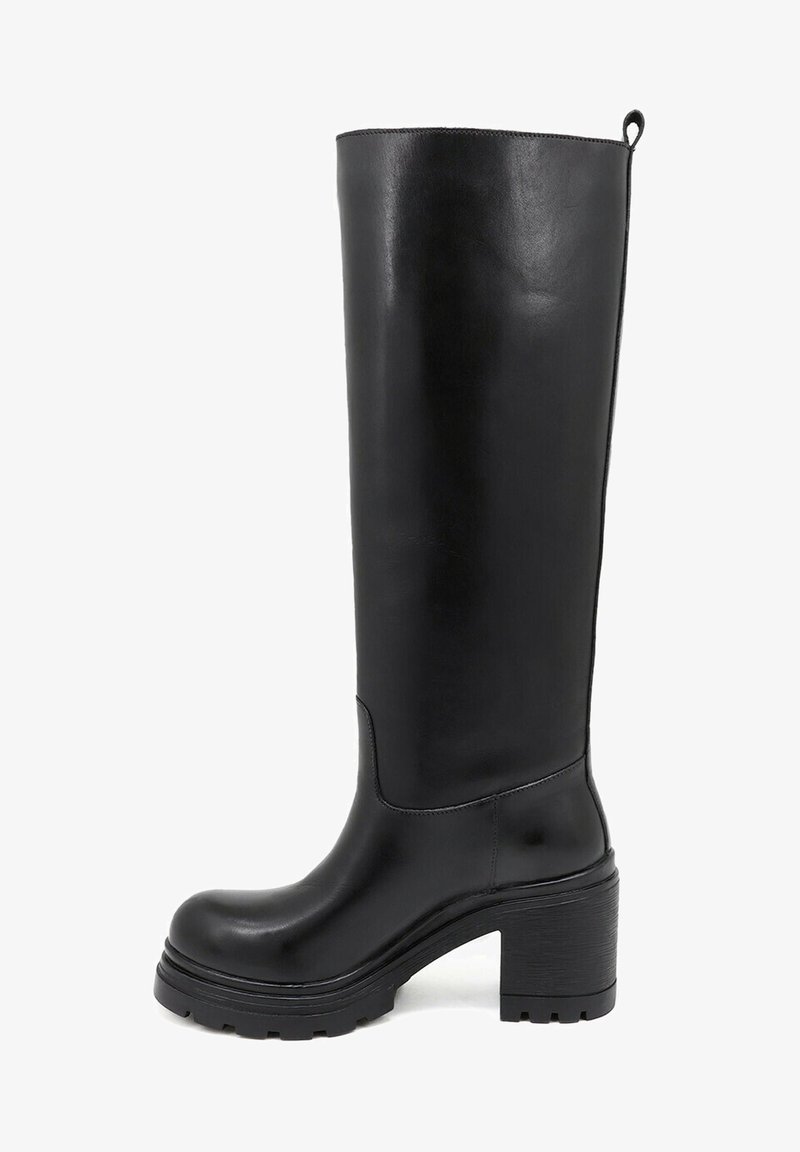 Stivale al ginocchio in pelle nera con punta arrotondata, tacco spesso e suola texture. Presenta un dispositivo di apertura nella parte superiore per facilitare l'indossamento.