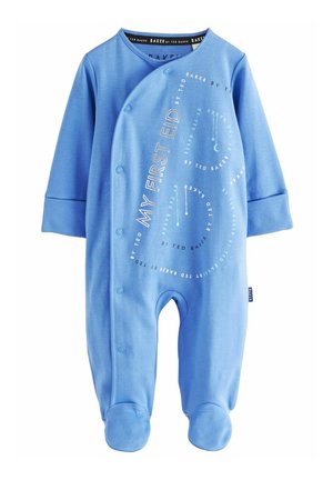 Hellblauer, weicher Baby-Overall aus Baumwolle mit langen Ärmeln, Druckknöpfen und dem aufgedruckten Text "MEIN ERSTER EID" in Weiß und Gold, Füßchen-Design.