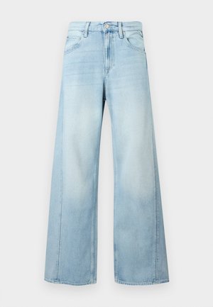 Világoskék, bőszárú farmer magas derékrésszel, elöl gombbal, cipzárral és ötlukú kialakítással, sima fehér háttéren bemutatva.