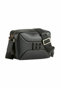 Borsa in ecopelle nera con forma rettangolare, design trapuntato, dettagli in hardware dorato e tracolla regolabile per indossarla crossbody.