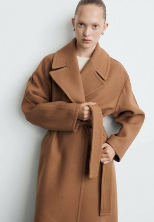 Abrigo de lana marrón con un gran cuello, cintura ceñida con cinturón y mangas anchas, presenta una textura suave y una silueta entallada.