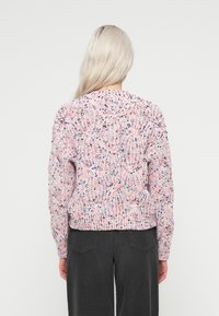 Pletený svetr s texturovaným vzorem v růžových, fialových a černých odstínech, s žebrovaným lemem. Dlouhé rukávy a kulatý výstřih.