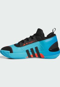 Chaussures de sport bleu et noir avec une tige texturée, des accents rouges et trois rayures noires. Dotées d'une semelle en caoutchouc avec un motif en zigzag.