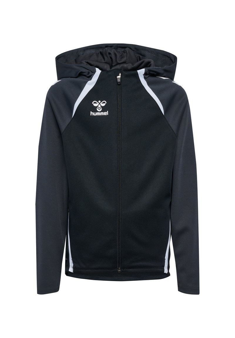 Giacca nera con zip e cappuccio, caratterizzata da dettagli bianchi sulle spalle e un tessuto testurizzato. Logo Hummel visibile sul petto.