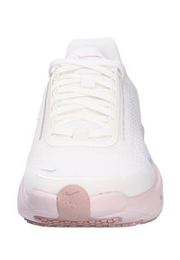 Sneaker atletica bianca con tomaia testurizzata, chiusura con lacci, arricchita da dettagli blu chiaro e rosa pallido sulla suola.