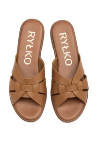 Sandali in pelle marrone con un design incrociato, dotati di una soletta testurizzata e del logo "RYŁKO" impresso sulla soletta.