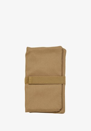 Tan stofpose med en tekstureret overflade, sikret med en matchende velcrolukning. Foldet design uden synlige hardware eller mønstre.