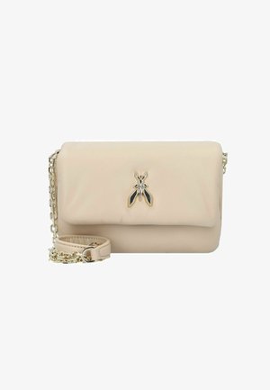 Beige leren crossbodytas met een kettingriem, met een decoratief goud-zwart insectmotief op de voorklep. Gladde textuur.