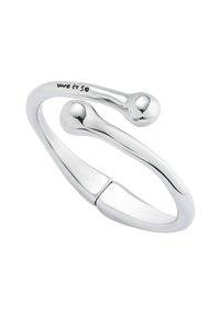 Bracelet en argent présentant un design fluide et allongé avec deux extrémités arrondies. La surface est lisse et polie, réfléchissant la lumière.