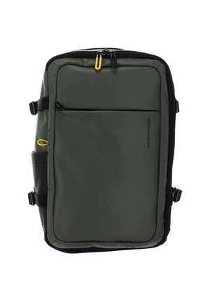 Sac à dos au design rectangulaire en matériau imperméable vert foncé, avec des accents noirs, des fermetures éclair et une poche avant avec un tirezipp jaune.